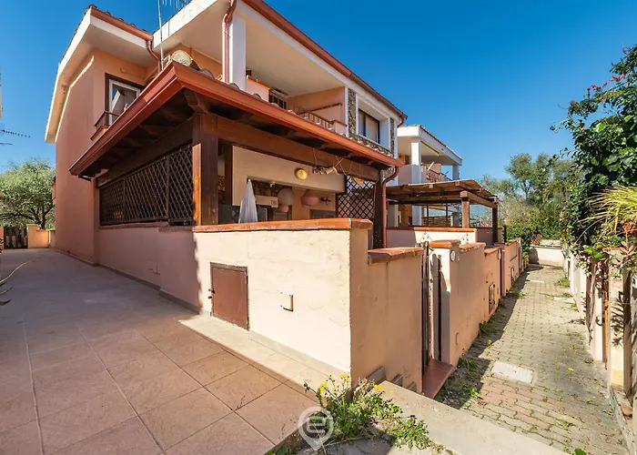 Casa Vittoria - A Cozy Townhouse With Outdoor Spaces Semesterbostad *